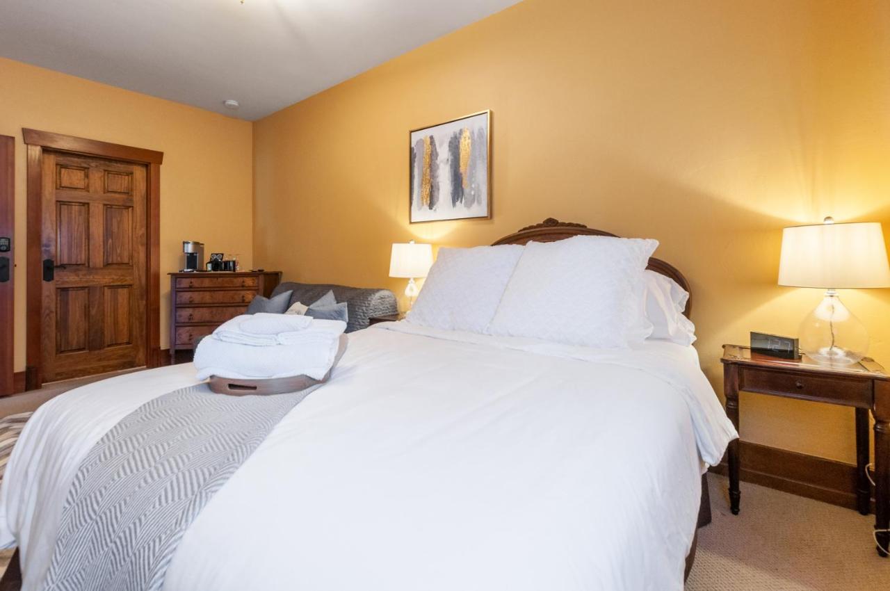Casa Grande Inn & Suites Пентіктон Екстер'єр фото