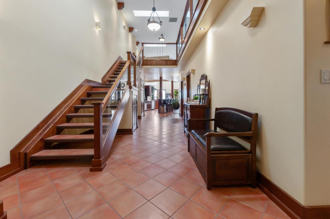 Casa Grande Inn & Suites Пентіктон Екстер'єр фото